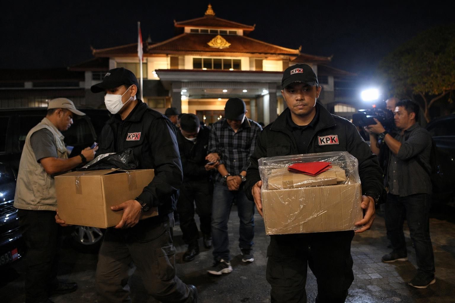 kpk menyita aset senilai rp 2 miliar dari hasil ott terhadap bupati pemalang anom widiyantoro, memperkuat upaya pemberantasan korupsi di indonesia.